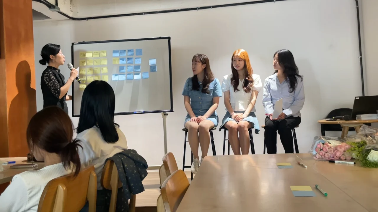 2025년 북촌 카나리아의 날갯짓 북토크에서 진행자 김민경과 세 저자가 청중 질문을 받고 있는 모습