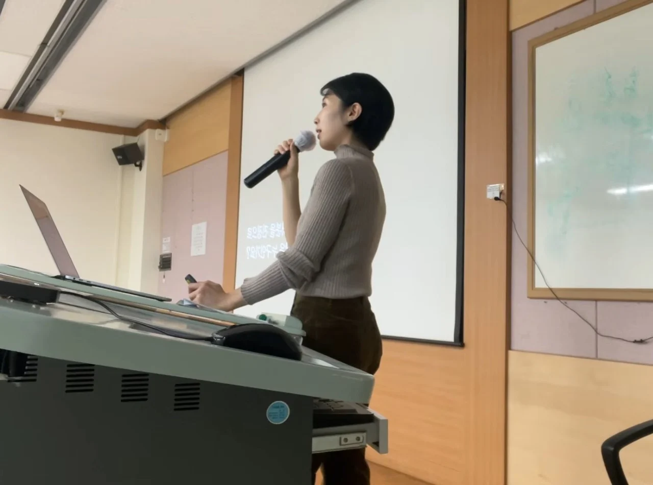 2024년 충청북도자치연수원 강연 중인 김민경 저자